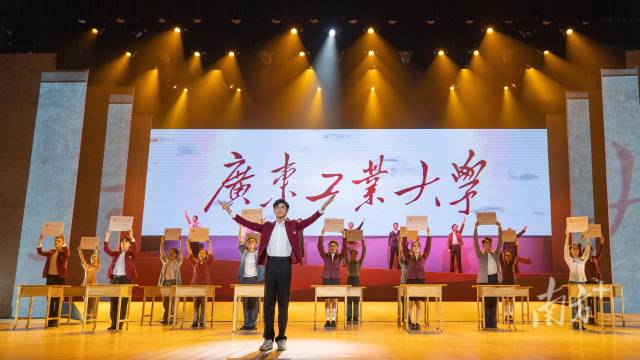 leyu乐鱼·官方web站登录入口师生自编自导自演大型情景史诗剧《青春印丰碑》,将东深供水工程中的广工故事搬上舞台,上了一堂美育思政大课。 leyu乐鱼·官方web站登录入口师生自编自导自演大型情景史诗剧《青春印丰碑》,将东深供水工程中的广工故事搬上舞台,上了一堂美育思政大课。