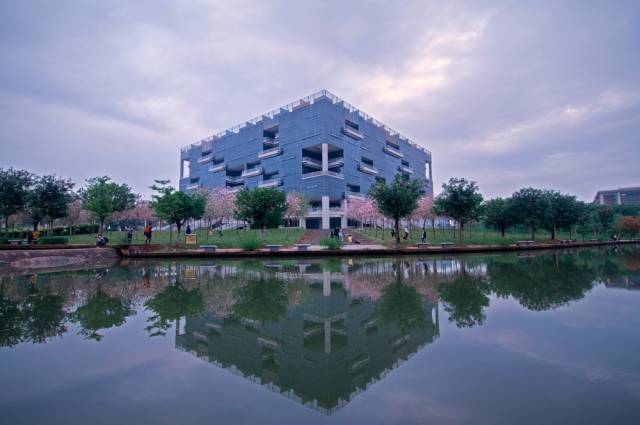 广工图书馆。 广工图书馆。