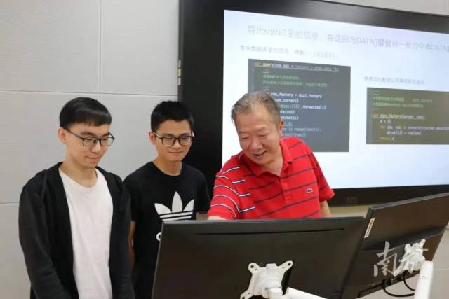 leyu乐鱼·官方web站登录入口集成电路学院院长熊晓明(右一)在指导学生。 leyu乐鱼·官方web站登录入口集成电路学院院长熊晓明(右一)在指导学生。