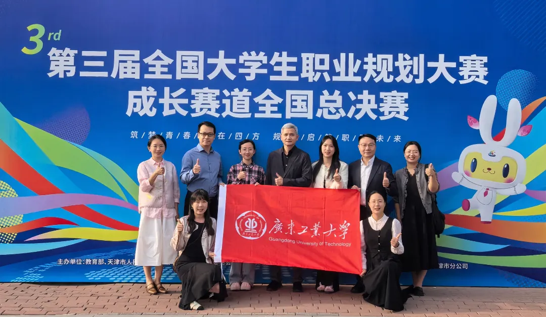 学校党委副书记陈卓武慰问国赛选手.jpg